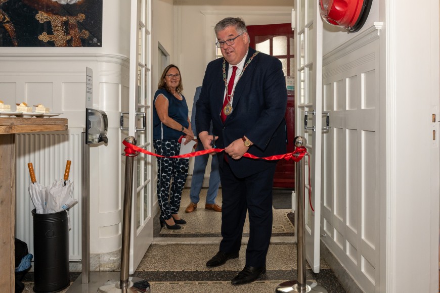 Burgemeester Bruls knipt het lint door in het nieuwe kantoor van Matchis in Nijmegen
